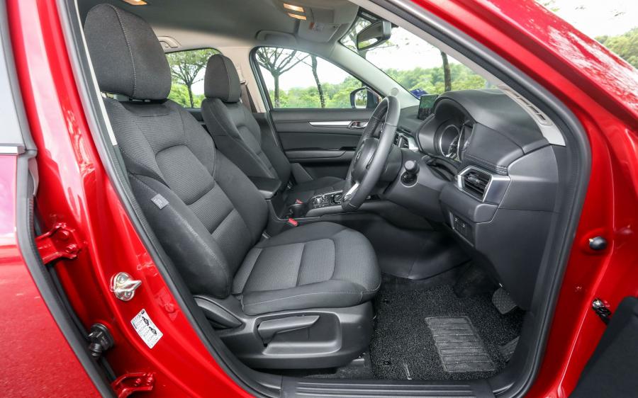 Интерьер Mazda CX-5 2.0 GL 2017 года  (MY) (фото 7 из 9)